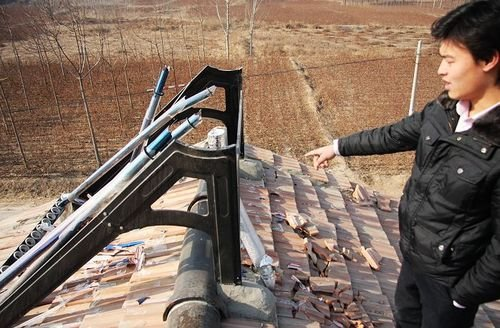 被崩出去的太陽能水箱