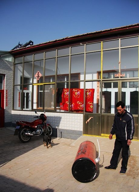 被崩出去的太陽能水箱