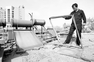 兩臺被盜太陽能熱水器只剩下鐵框架